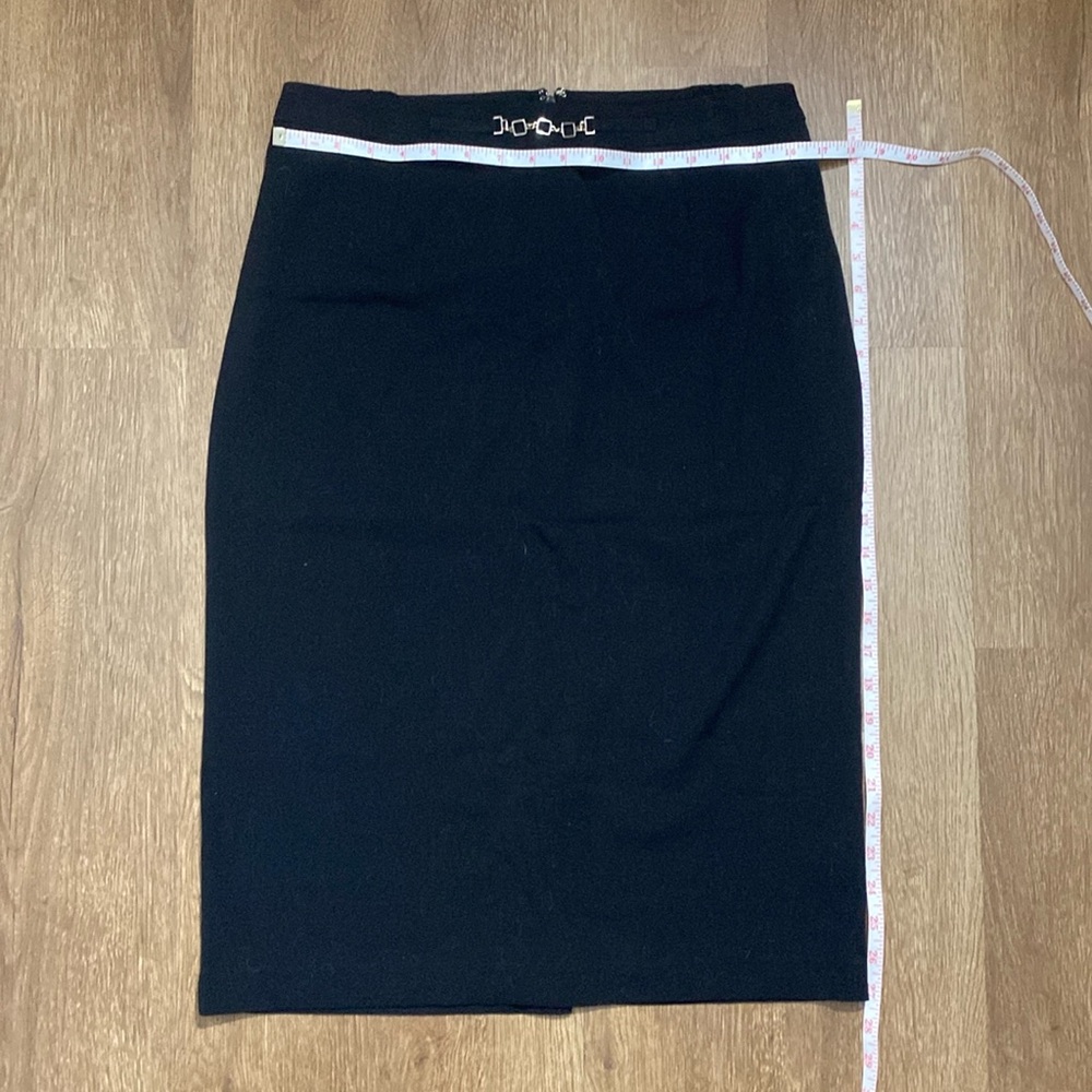 Sag harbor classic stretch black pencil skirt in size 8 gold belt